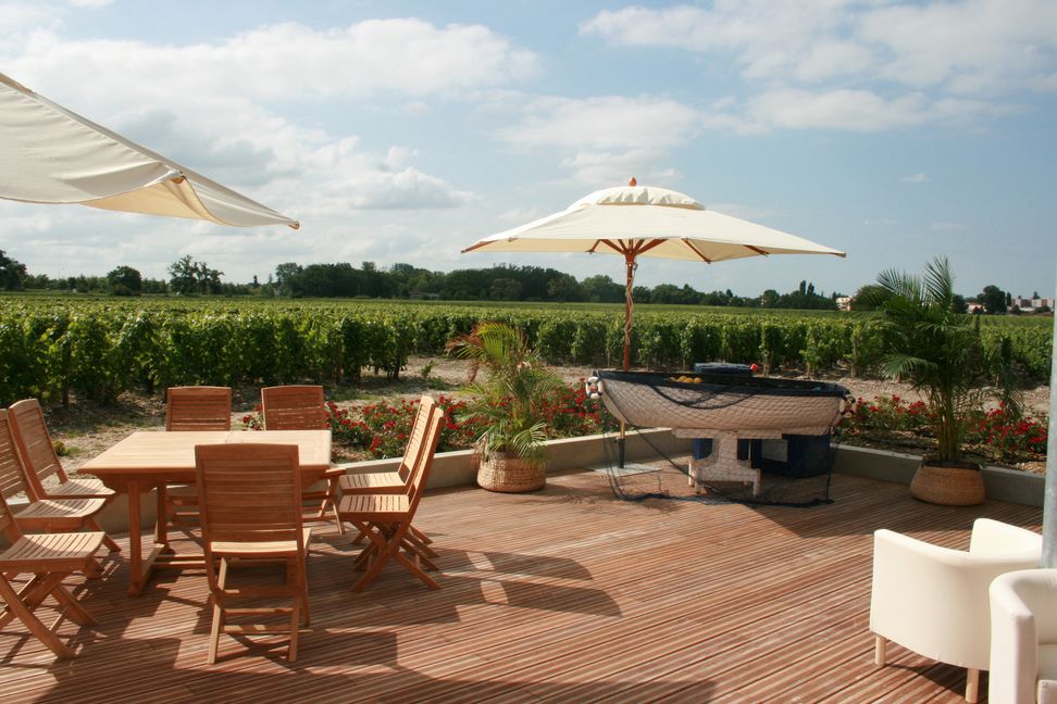 Château Luchey-Halde — terrasse avec vue panoramique sur les vignes de Pessac-Léognan
